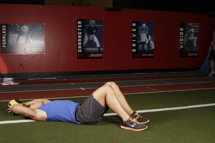 Supine Two-Arm Overhead Throw — posição inicial