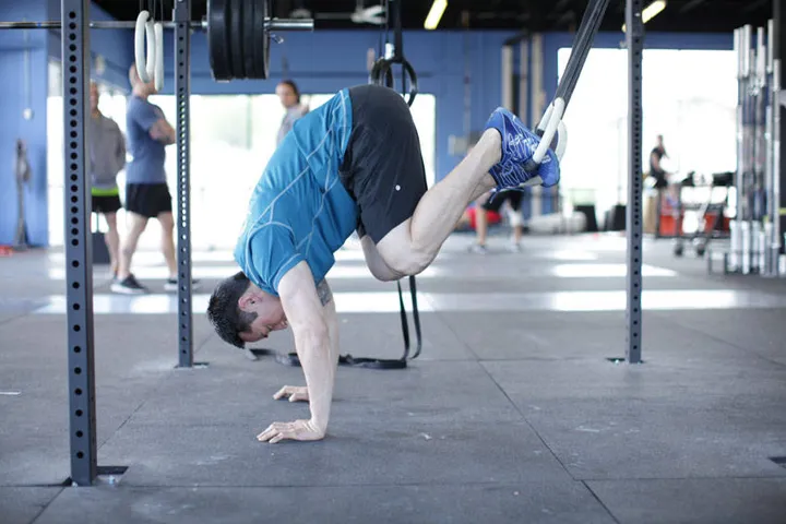 Suspended Reverse Crunch — contração