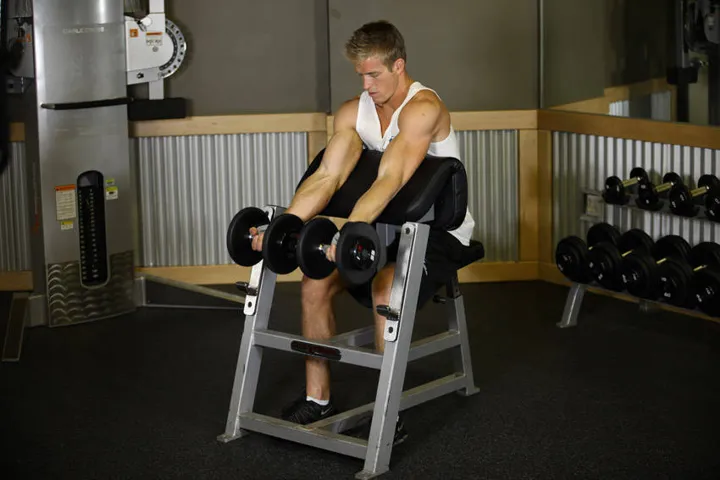 Two-Arm Dumbbell Preacher Curl — posição inicial