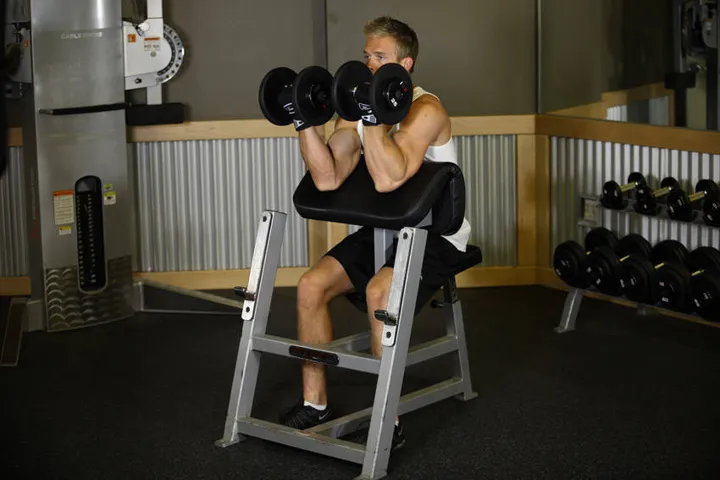 Two-Arm Dumbbell Preacher Curl — contração
