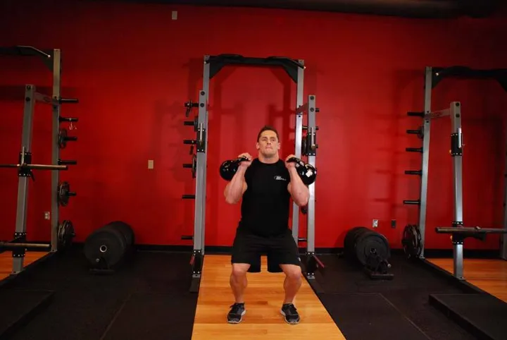 Two-Arm Kettlebell Jerk — posição inicial