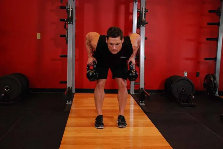 Two-Arm Kettlebell Row — contração