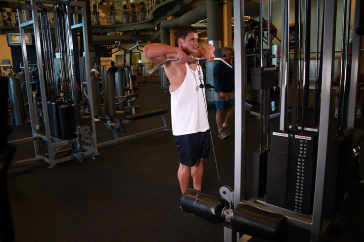 Upright Cable Row — posição inicial