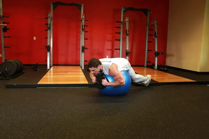 Weighted Ball Hyperextension — posição inicial