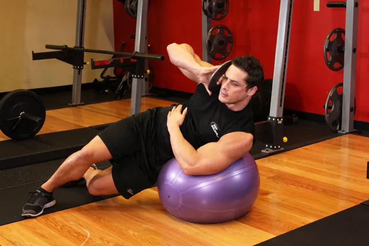 Weighted Ball Side Bend — contração
