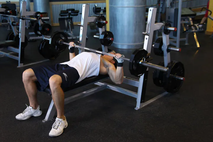 Wide-Grip Barbell Bench Press — contração