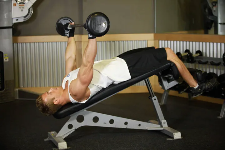 Wide-Grip Decline Barbell Pullover — posição inicial