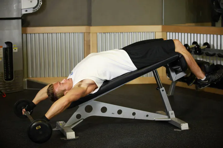 Wide-Grip Decline Barbell Pullover — contração