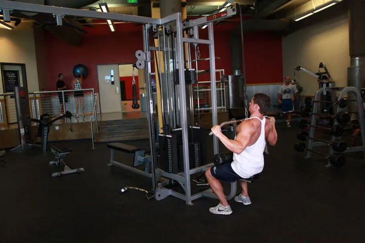 Wide-Grip Lat Pulldown — contração