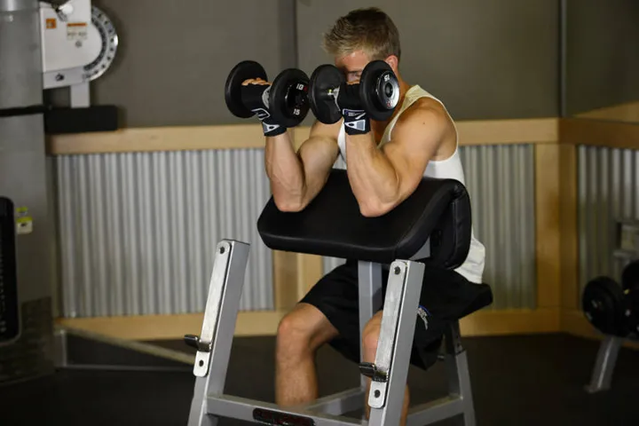 Zottman Preacher Curl — contração